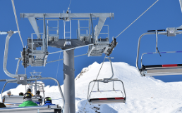 Sessellift Eisee-Brienzer-Rothorn mit darauf sitzenden Skifahrer
